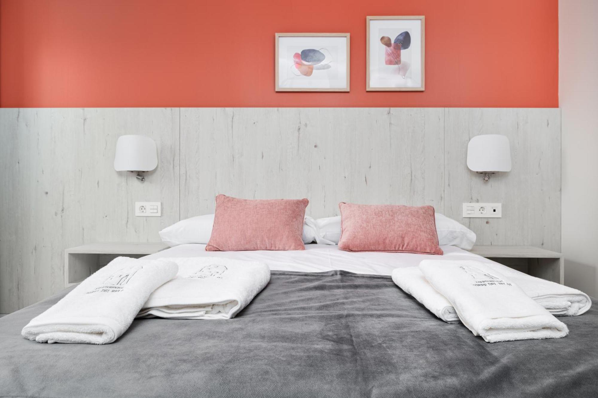 Apartamentos Torre Del Reloj Jaca Esterno foto