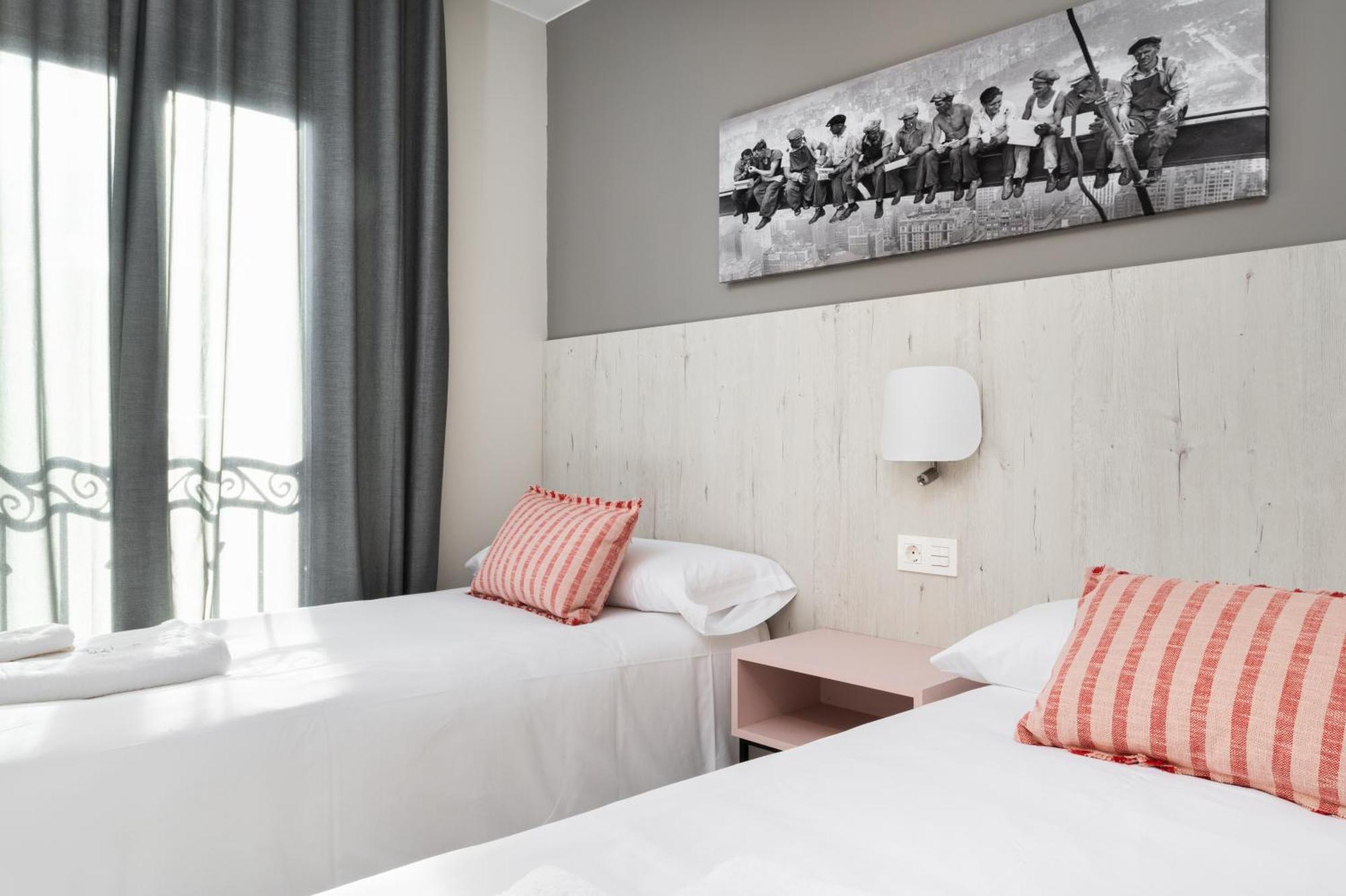 Apartamentos Torre Del Reloj Jaca Esterno foto