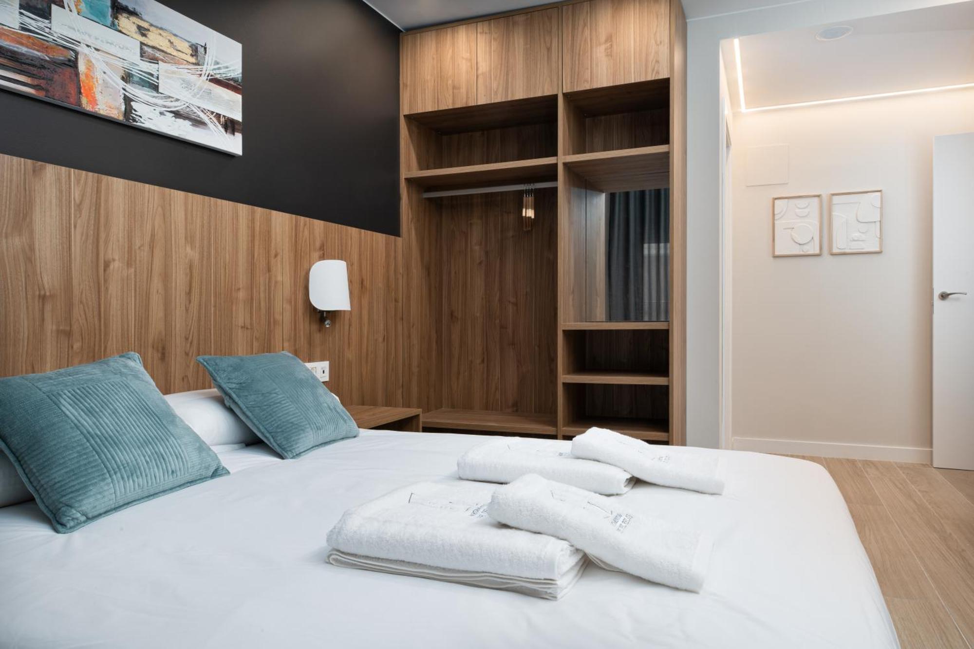 Apartamentos Torre Del Reloj Jaca Esterno foto