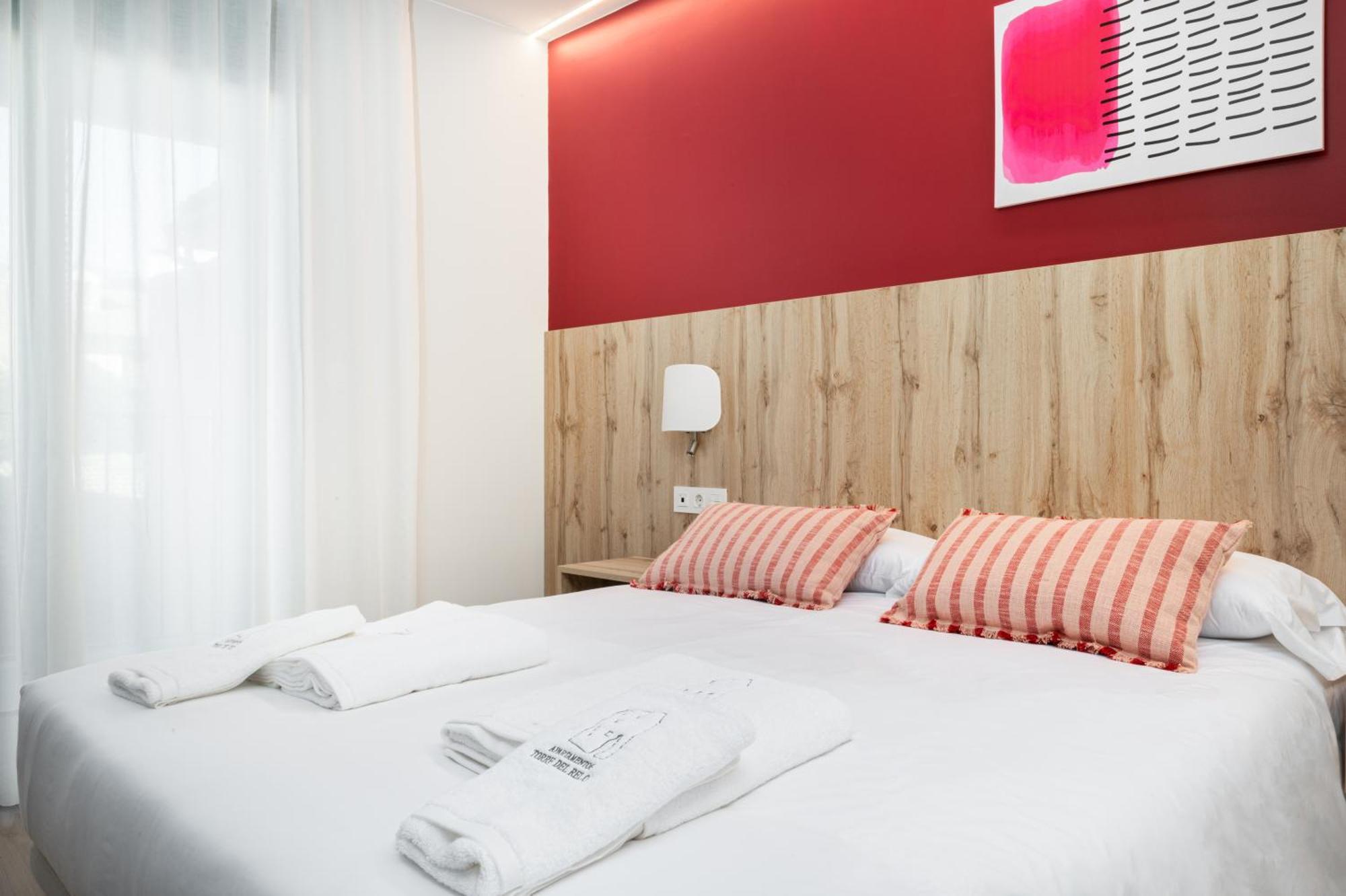 Apartamentos Torre Del Reloj Jaca Esterno foto