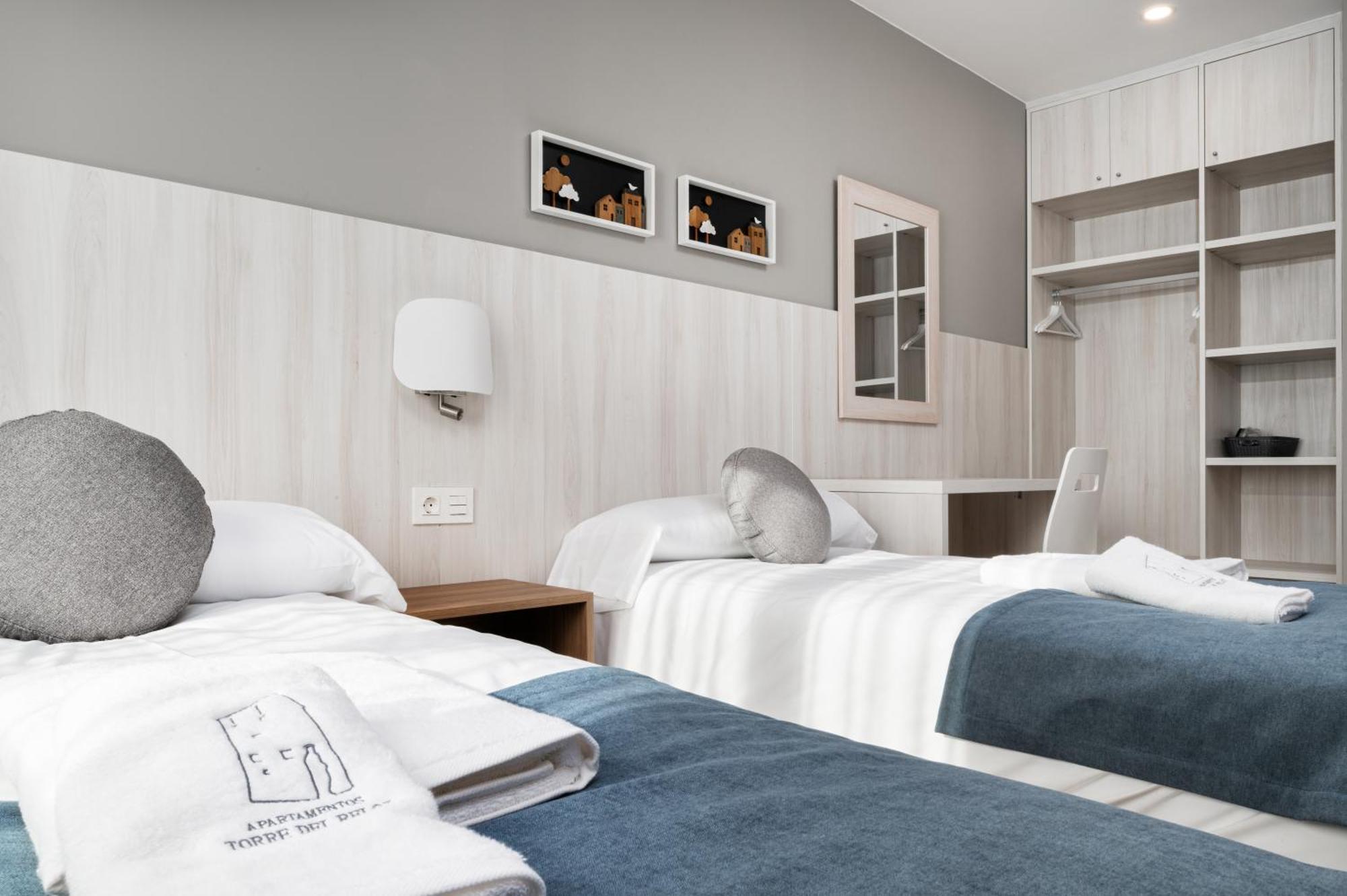 Apartamentos Torre Del Reloj Jaca Esterno foto