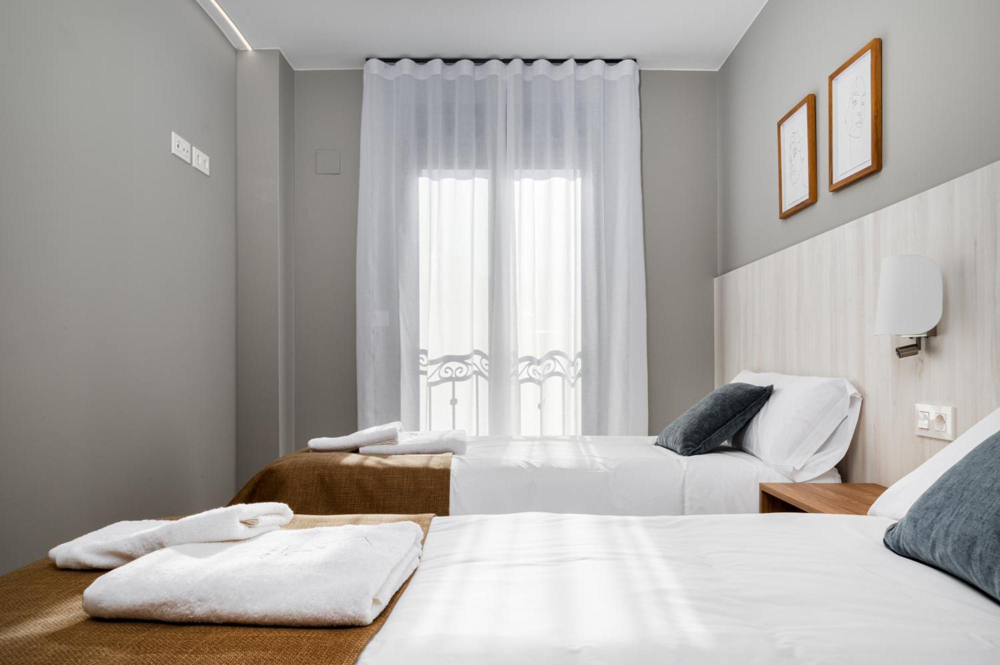 Apartamentos Torre Del Reloj Jaca Esterno foto